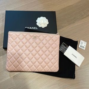 AUTHENTIC CHANEL Light Pink LG  O Case Clutch Bag- From 17C Style A82545Y04059